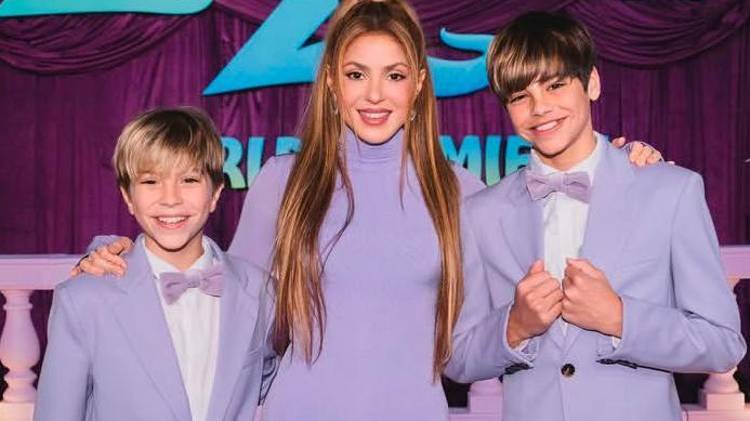 Shakira llegó a la premiere de ‘Zootopia 2’ acompañada de Milán y Sasha, todos luciendo ropa color lavanda.