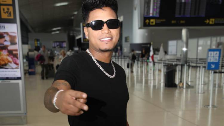 Eddy Lover y su mánager, René, explicaron en Panamá los detalles del conflicto vivido en Bolivia y aseguraron que su gira internacional continuará sin contratiempos.