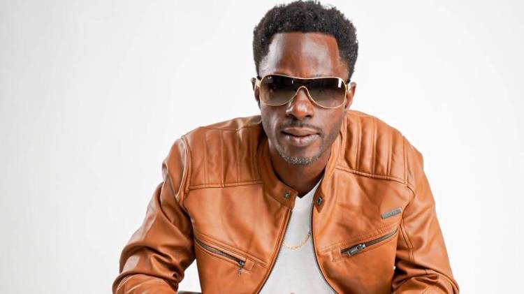 Reymond crea y canta desde altamar, llevando su música panameña a nuevas fronteras.