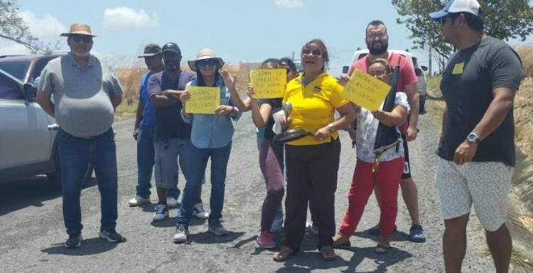 Residentes de Paseo del Río bloquearon con un muro de piedras la vía.