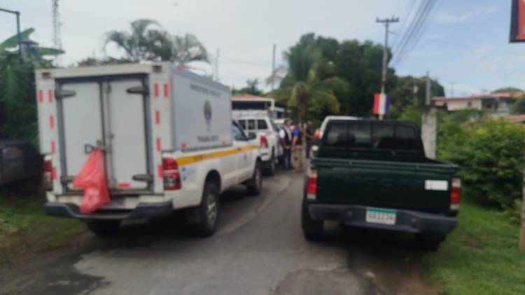 Eran las 10:50 de la mañana y las diligencias del levantamiento del cuerpo no habían culminado.