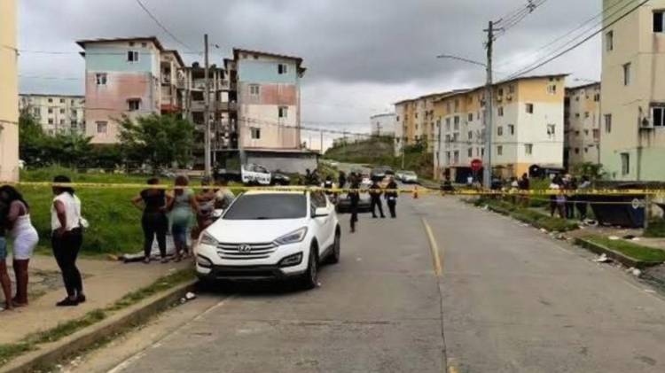 Vecinos de Altos de Los Lagos observan el operativo policial tras el asesinato de Rogelio Pinnock en la multifamiliar H-163, el martes 23 de septiembre.