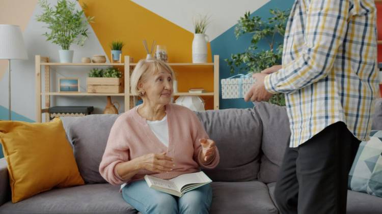 ¿Le interesa cuidar adultos mayores? Preste atención a lo que debe hacer