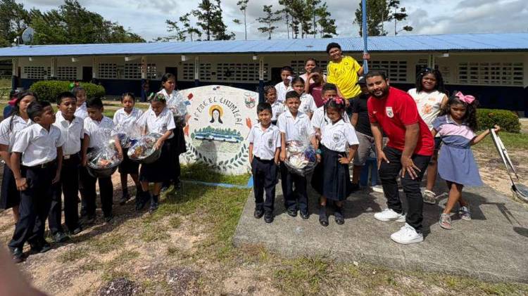 Los estudiantes más destacados del cuadro de honor del Centro Educativo El Chumical, en Antón, Coclé.
