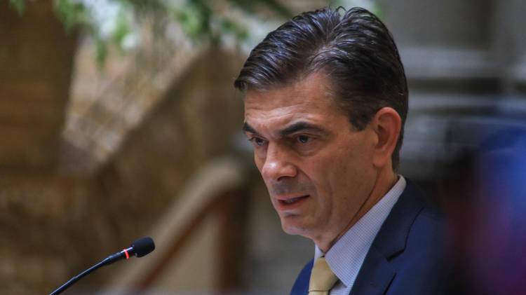 El presidente de Bolivia, Rodrigo Paz, habla durante la juramentación de su gabinete Gobierno este domingo, en La Paz (Bolivia).