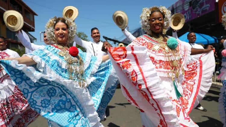 La ciudad de Las Tablas se rinde ante la belleza de la pollera panameña este sábado en el tradicional Desfile de las Mil Polleras