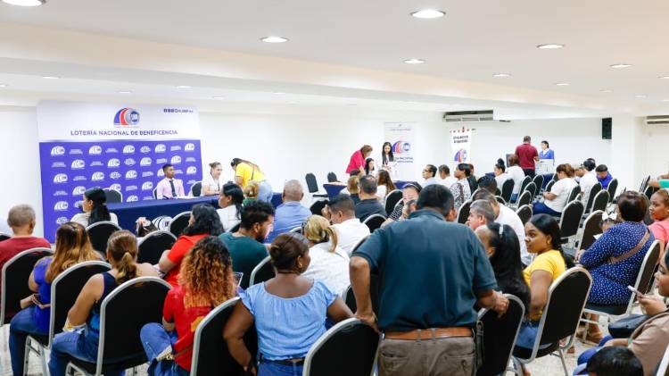 Autoridades de la Lotería entregan los cheques de prima de antigüedad a exfuncionarios tras más de 10 años de espera.