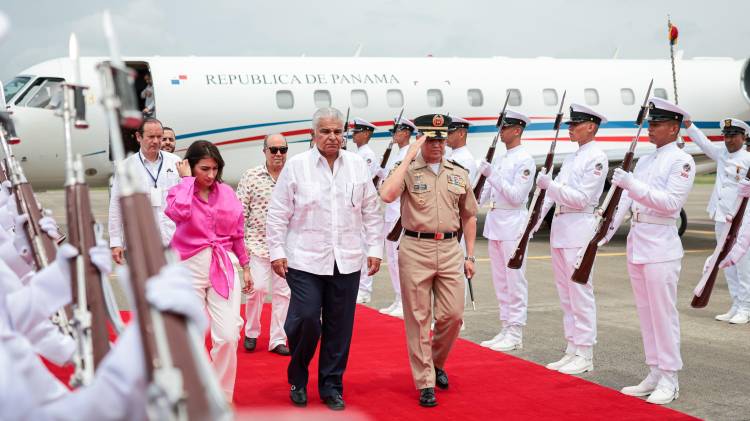 Mulino fue recibido con honores por la canciller de Colombia, Laura Sarabia,