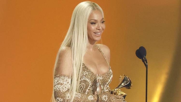 Fotografía de archivo del 2 de febrero de 2025 de la cantante estadounidense Beyoncé recibiendo el Grammy al Mejor Álbum Country durante la 67ª ceremonia anual de los Premios Grammy, en Los Ángeles (Estados Unidos). EFE/ Caroline Brehman ARCHIVO