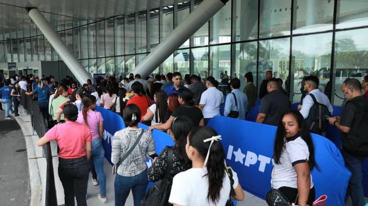 Según el alcalde Mayer Mizrachi, más de 30 mil personas se inscribieron para participar en la feria.