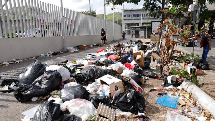 El 13 de enero, el Consejo de Gabinete autorizara a la AAUD a asumir el control del servicio de recolección de desechos.