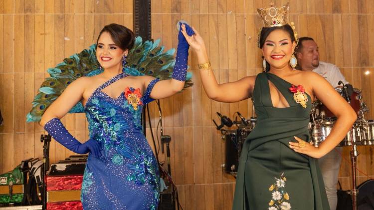 S.M. Laura del Rosario Tejera Herrera, nueva reina de San Juan Bautista de Aguadulce 2026, junto a la soberana 2025, Daryelis Aryen Johnson de León.