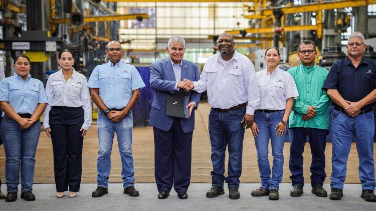 El cheque fue entregado al presidente José Raúl Mulino por Jaime Anderson, capataz del taller de mecánica con 17 años de servicio en la Autoridad del Canal de Panamá.