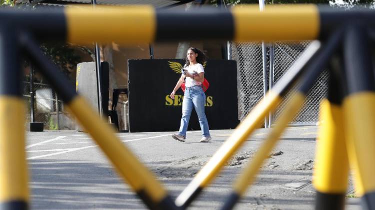 Fotografía de archivo de una persona que camina frente a la entrada del centro penitenciario Rodeo I en Zamora estado de Miranda (Venezuela). EFE/ Ronald Peña R.