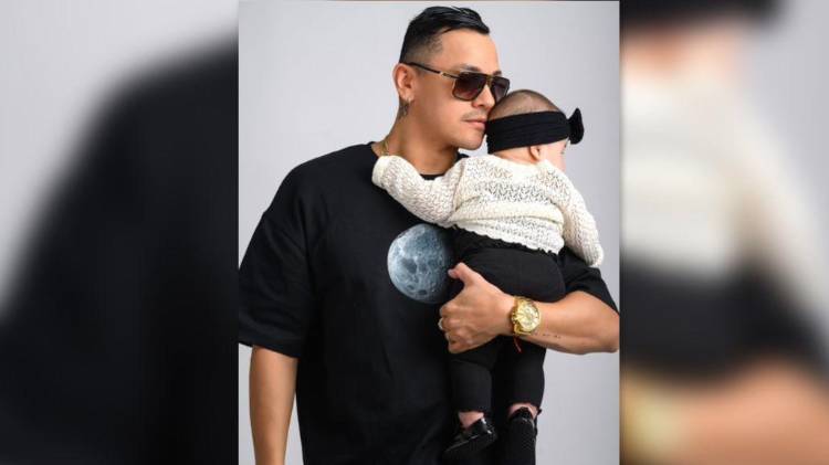 Flex junto a su hija Luna, quien inspira su nueva etapa personal y su próxima gira mundial.