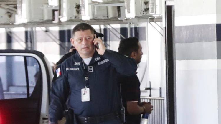 Momentos en que Meneses es conducido esposado por agentes de la Policía y la Fiscalía Anticorrupción.