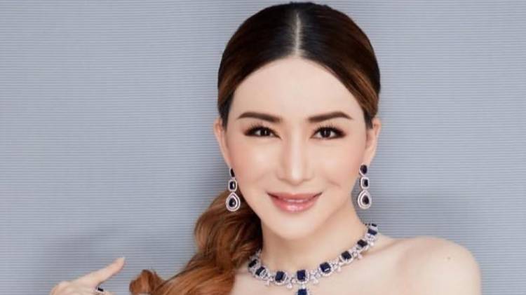 Jakkaphong ‘Anne’ Jakrajutatip, copropietaria de Miss Universo, permanece prófuga de la justicia.