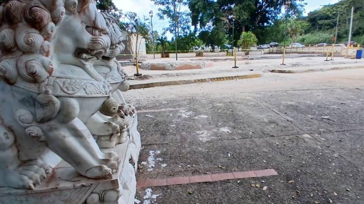 Autoridades se presentaron en el área donde la estructura fue derribada.