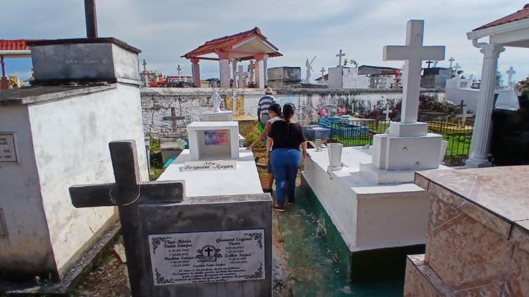 Familias visitan los cementerios en el Día de los Difuntos.