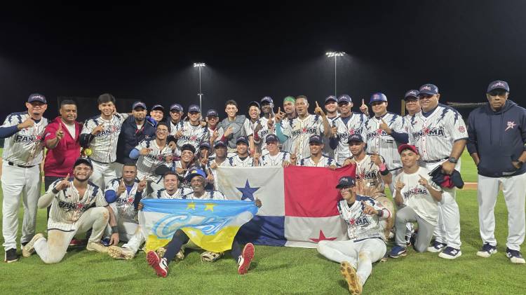 El equipo emocionado después de lograr el título.