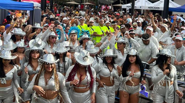 Color, ritmo y tradición se apoderaron del Mercado San Felipe Neri, donde miles de asistentes disfrutaron del Comparsódromo en el Casco Peatonal.