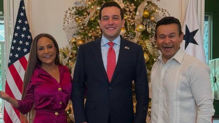 El embajador Kevin Marino Cabrera compartió un almuerzo y buena vibra con Samy y Sandra Sandoval.