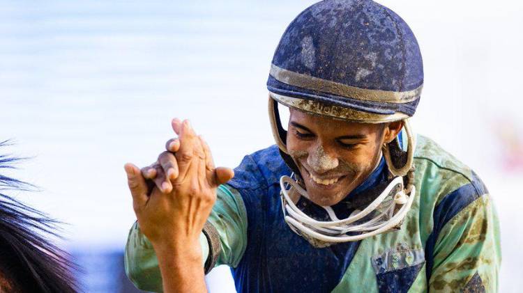 Es un látigo muy hábil y en los tramos finales su fortaleza arriba de los purasangres es fundamental. Incluso, ha actuado en Aqueduct Park, Nueva York.
