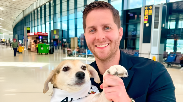 Mientras llega el momento de convertirse en papá, la consentida del alcalde Mayer sigue siendo su mascota Tina.