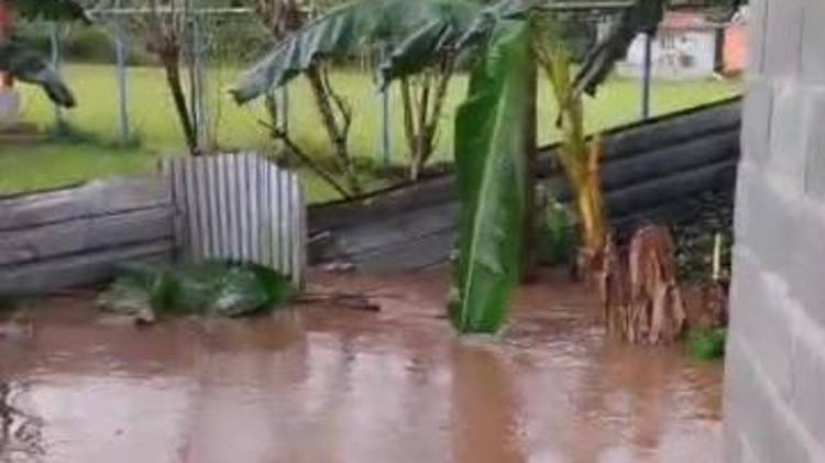 Lluvias continúen poniendo en peligro a las familias de Panamá Norte.