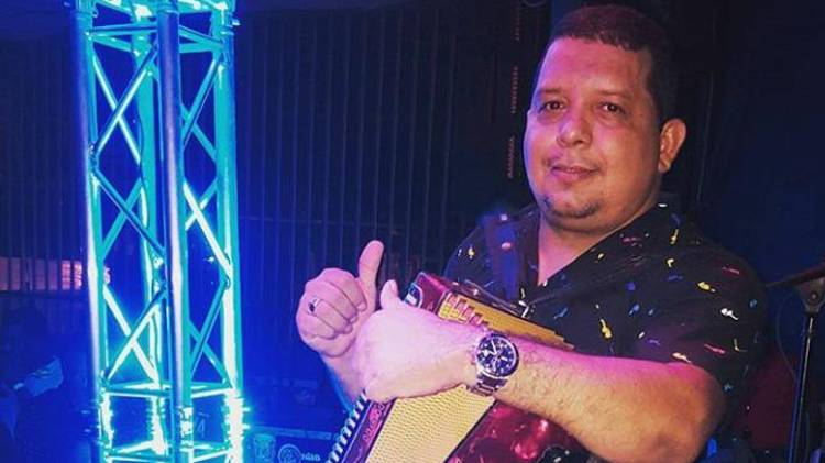 Vladimir Atencio invita al público a celebrar su cumpleaños en Santiago de Veraguas.