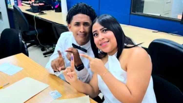 Jeison Vega y Miriel, radiantes y vestidos de blanco, celebraron su matrimonio civil.