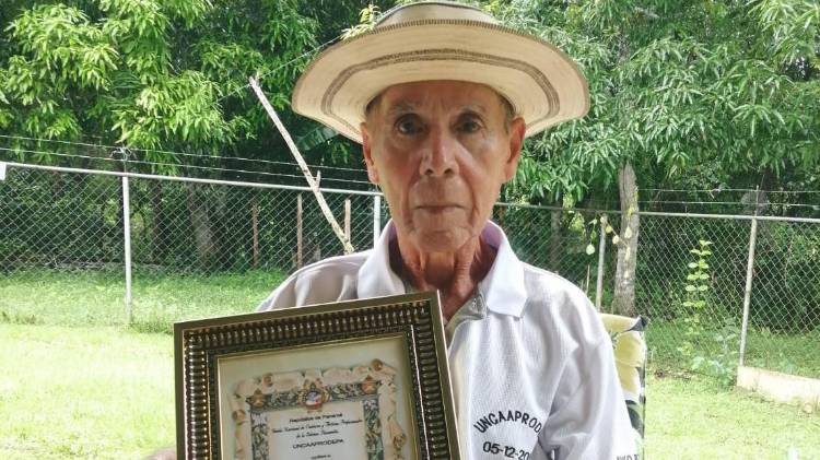 Ambrocio ‘Kiko’ Rodríguez fue homenajeado en junio de 2025 por Uncaaprodepa, que le dedicó el Día del Poeta y el Trovador.