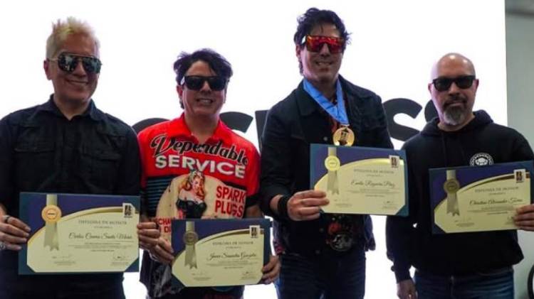 Los Rabanes recibieron en Perú la medalla Palmas Musicales, reconocimiento que exalta su trayectoria y legado en la música latinoamericana.