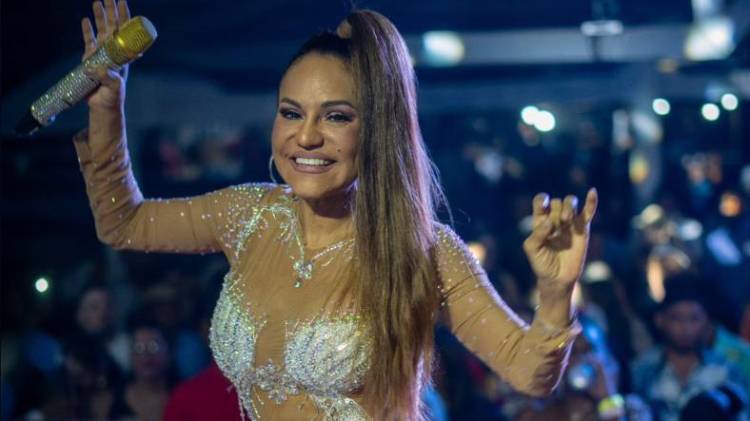 Sandra deslumbró al iniciar la tradicional amanecida luciendo un elegante vestido blanco perla, una creación de Jean Carlos Córdova.