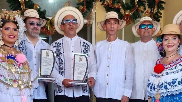 El alcalde del Municipio de Las Tablas Noé Herrera entregó la placa de reconocimiento a los hermanos Ricardo y Alberto Gaitán durante el Desfile de las Mil Polleras.