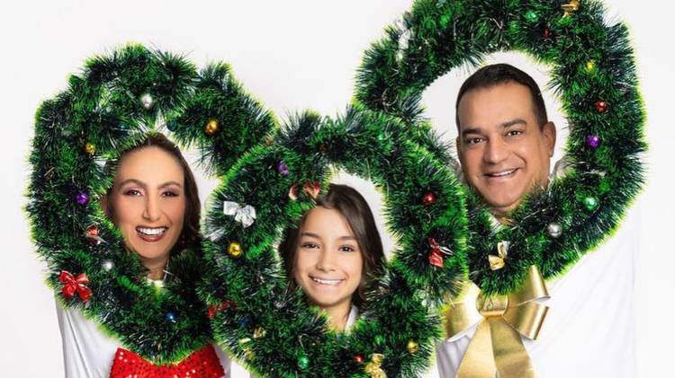 La productora posó junto a su familia con coronas navideñas y desató risas en redes.