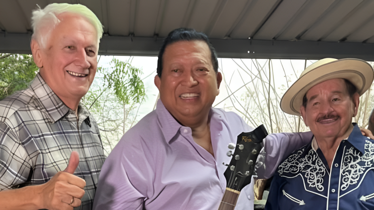 Dorindo Cárdenas junto a Ulpiano Vergara y Lucho De Sedas protagonizaron uno de los momentos más emotivos de la celebración al interpretar un clásico del típico en la celebración de sus 90 años.