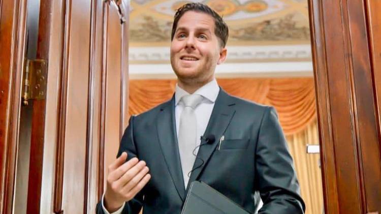 El alcalde Mizrachi, quien asumió el cargo tras ganar con el 32.92 % de los votos, ahora enfrenta una solicitud formal para revocar su mandato.