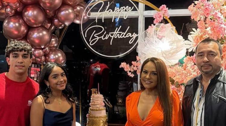 Ayer, la familia Sandoval-Flores y los amigos del colegio acompañaron a Kamila en una velada especial llena de cariño y emoción.