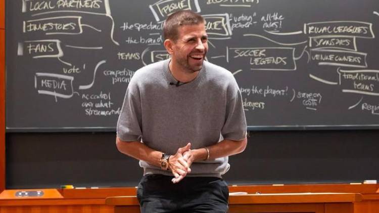 Gerard Piqué durante su clase en Harvard, explicando el fenómeno global de la Kings League.