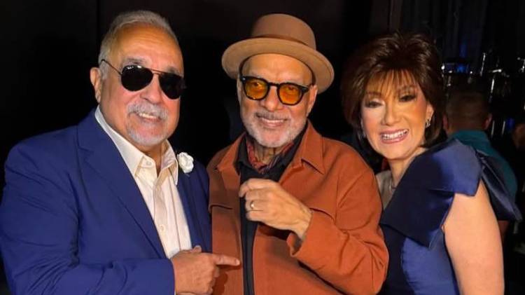 Omar Alfanno y su esposa Carmencita compartieron un emotivo reencuentro con Willie Colón durante su visita a Panamá por Premios Juventud 2025.