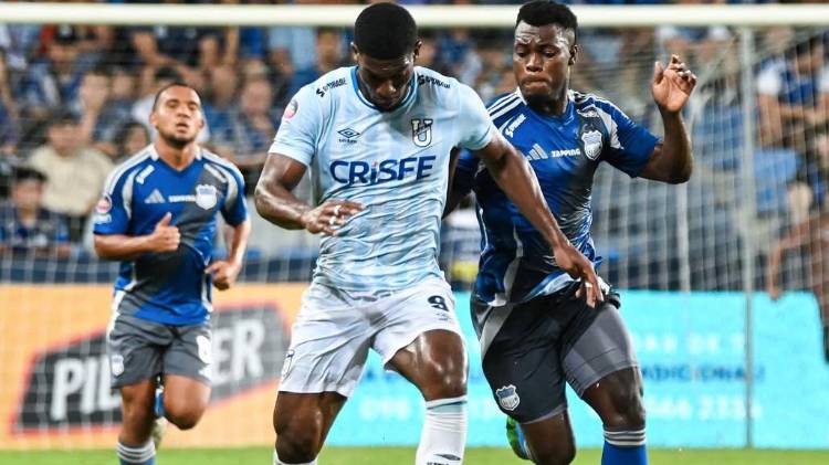 Londoño tiene 24 años de edad y podría ser uno de los delanteros de Panamá en el Mundial de 2026. En la Católica de Ecuador jugó al lado de Ismael Díaz y tiene actualmente como compañero a José Fajardo.