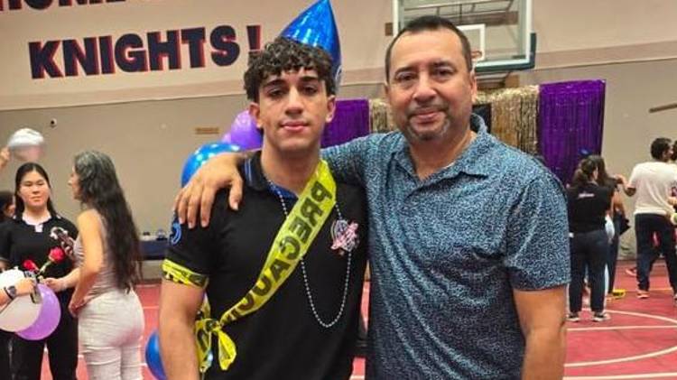 Tavo Flores posó junto a Luis Esteban en su fiesta escolar, celebrando el cierre de una etapa llena de esfuerzo y sueños.