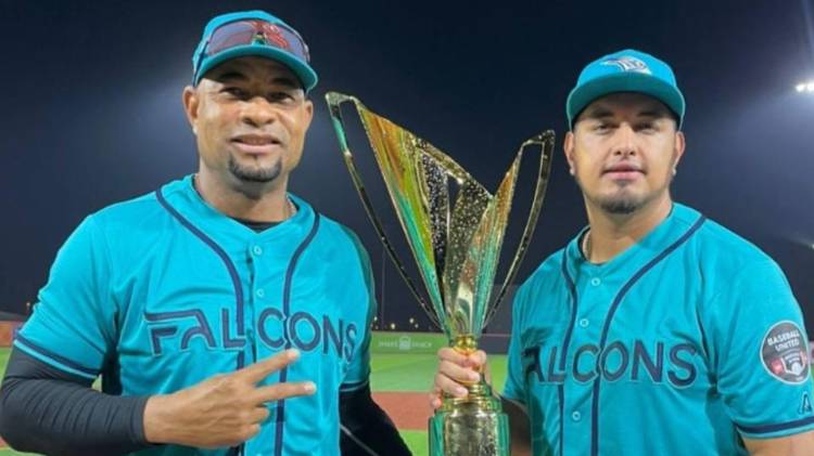 Severino González (d) junto a Rubén Rivera con el trofeo.