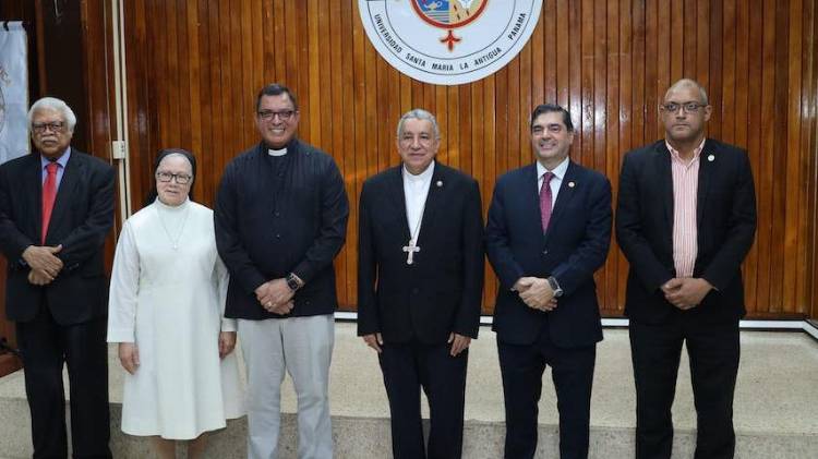 En la foto, Jorge Rivera Rodríguez ocupa la tercera posición de izquierda a derecha.