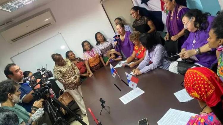 Más de 25 organizaciones de mujeres de todo Panamá exigen diálogo.