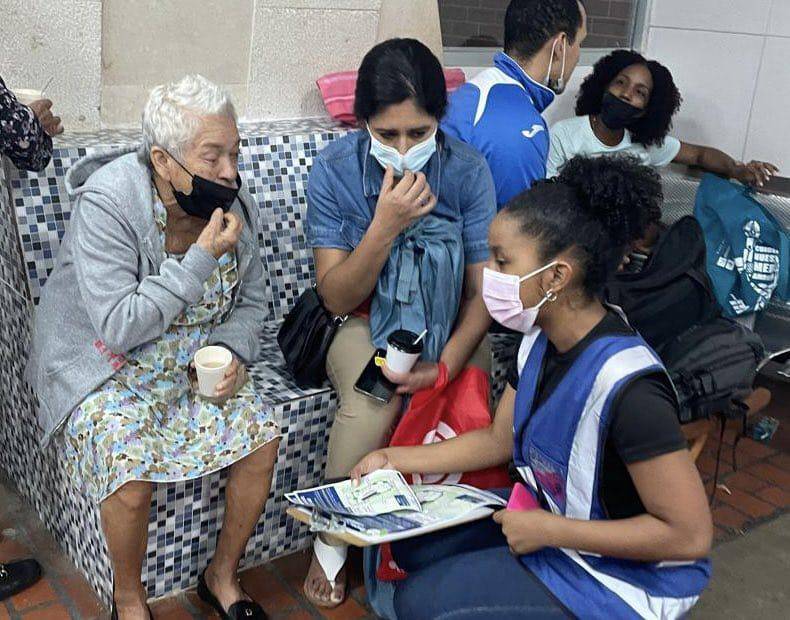 Escuchan cada una de las peripecias que pasan los pacientes para llegar a sus citas.