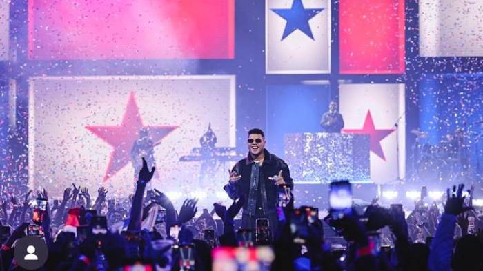 Con un popurrí de sus mejores canciones, Boza fue el encargado de cerrar la edición 22 de los Premios Juventud en el Centro de Convenciones Amador.