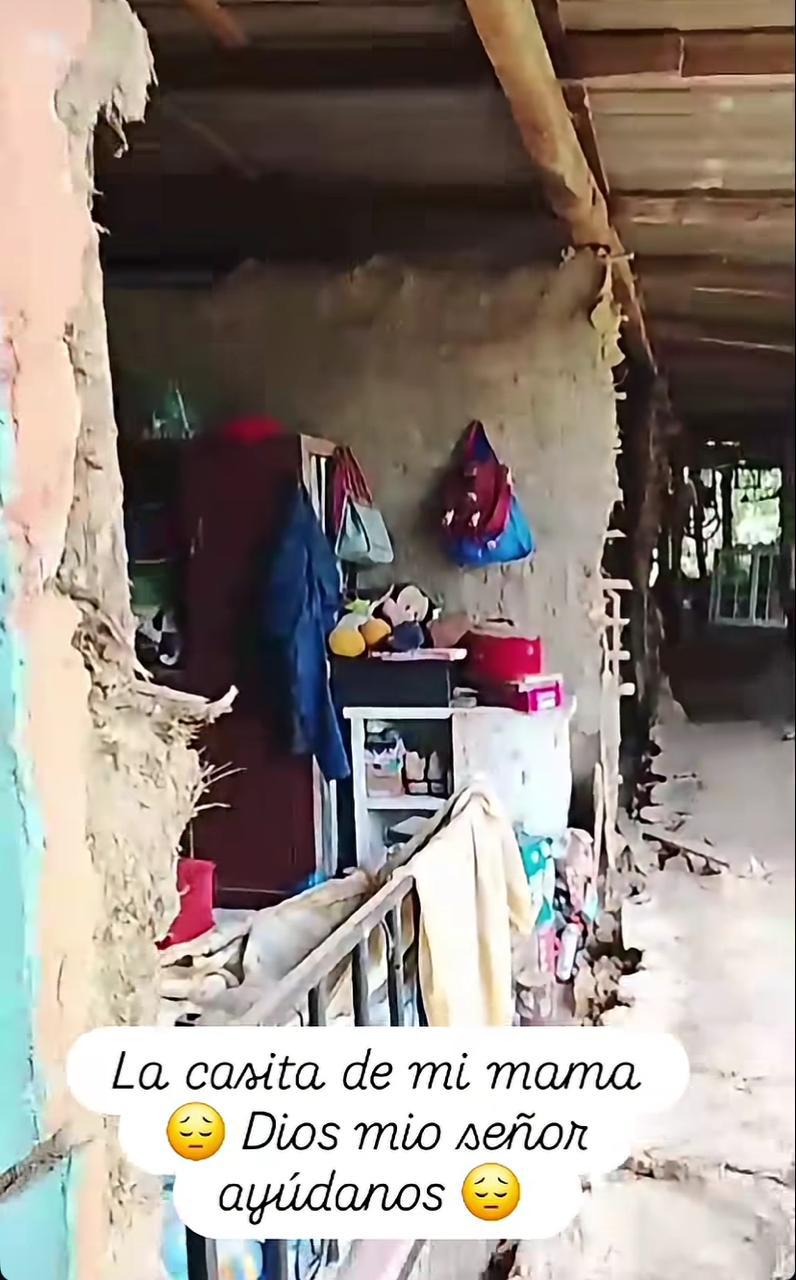 El cantante de música típica mostró en sus redes las secuelas que dejaron las replicas en la vivienda de su madre.