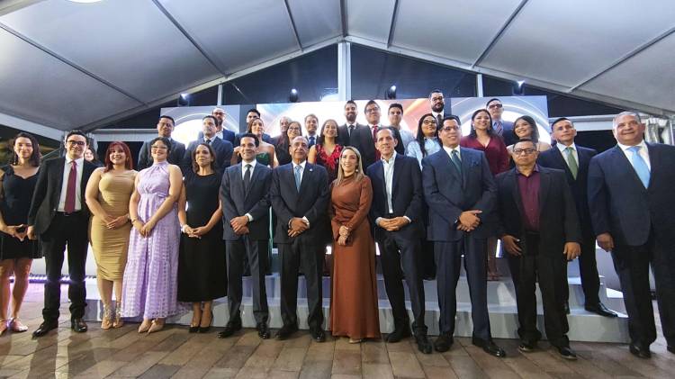 Integrantes de la junta directiva de HonduFuturo posan con jóvenes becarios este miércoles en Tegucigalpa( Honduras). EFE/ Gustavo Amador